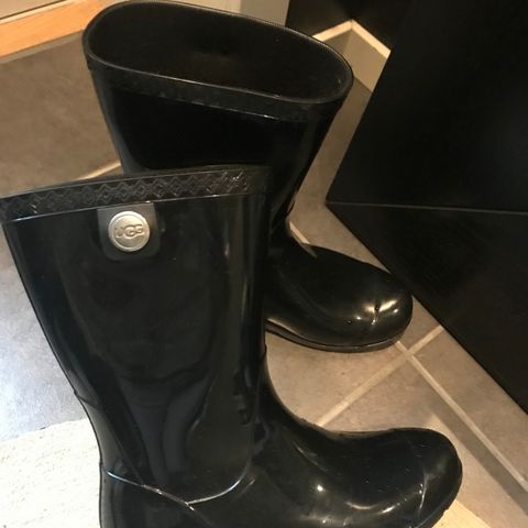 Pent brukteUGGS sorte  lakk støvler med uttagbar ullsåle str37-38.