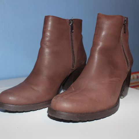 HELT NYE boots fra SIXTYSEVEN. Ekte skinn og varm fôring!