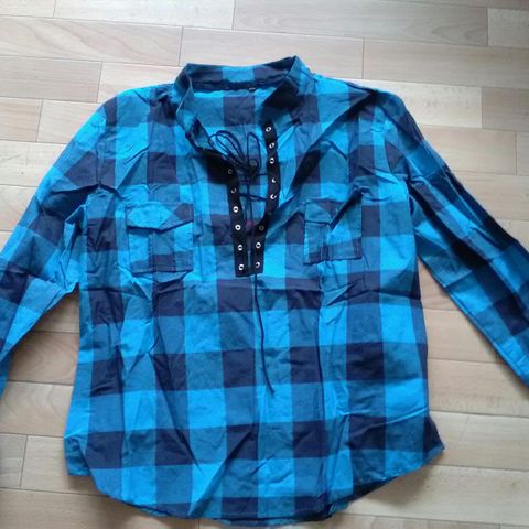 Tøff skjorte str XXL (Kinastr.) (tilsvarer en L i norsk str) selges kr.60,-