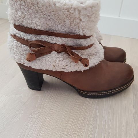 Brune boots i skinn str.37