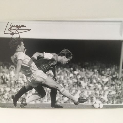 Liverpool - Mark Lawrenson signert 30x20 cm fotografi med COA