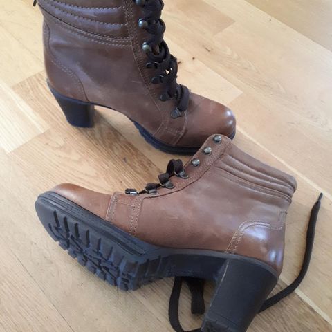 Høyhælte boots/støvletter str.37/38