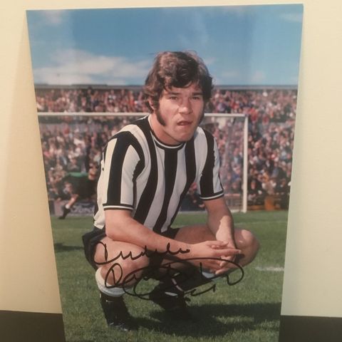 Newcastle United - Malcolm "Supermac" Macdonald signert 20x30 cm fotografi!