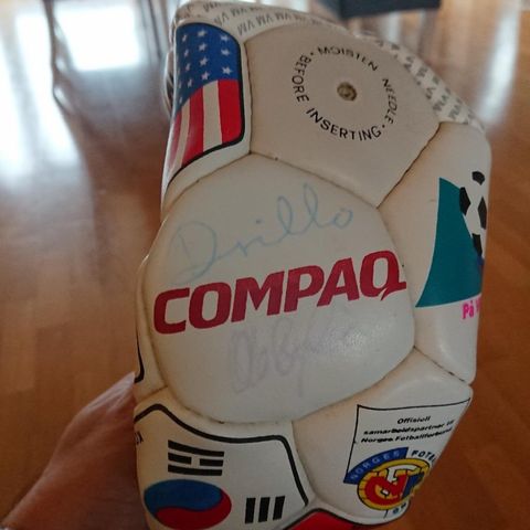 Fotball fra VM 94 med signatur fra Drillo og Ola By Rise