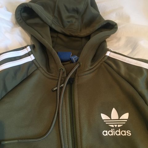 Militærgrønn hettegenser fra Adidas