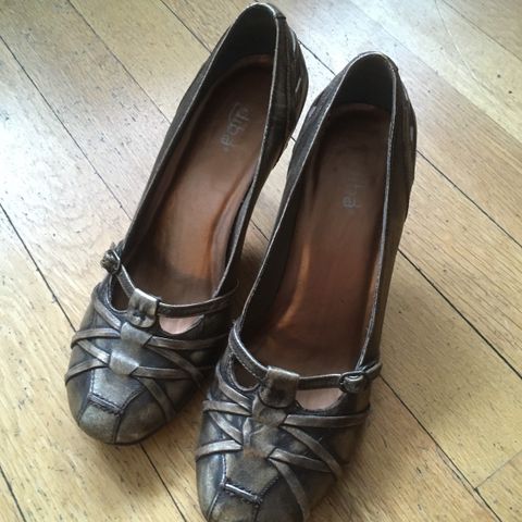 Kule  metallic pumps heler i str. 39