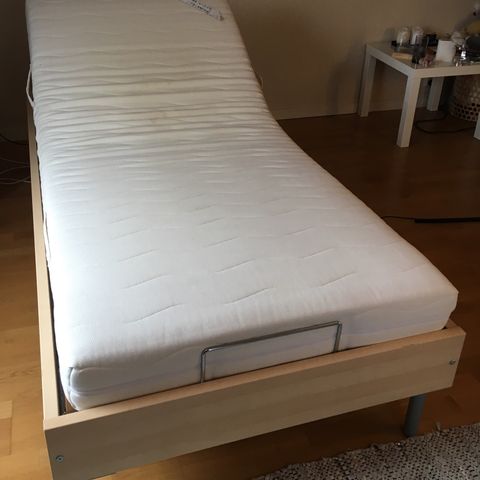 Ny pris!! Regulérbar seng med hev- og senk-funksjon. 90 x 200 cm