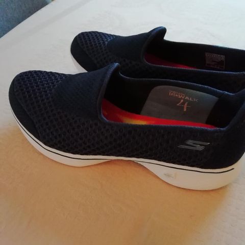 Skechers  Goga Max str 37.