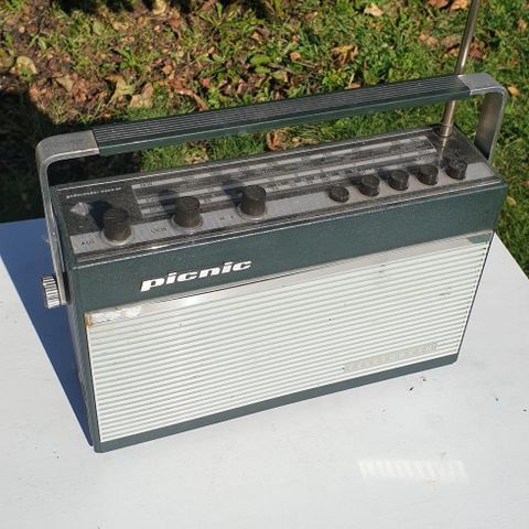 NYDELIG VINTAGE/ RETRO REISERADIO TYPE TELEFUNKEN  - PICNIC 101 K