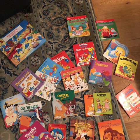 Disney, Smurfene, Månefuglene, Fisher Price, og andre små samlebøker