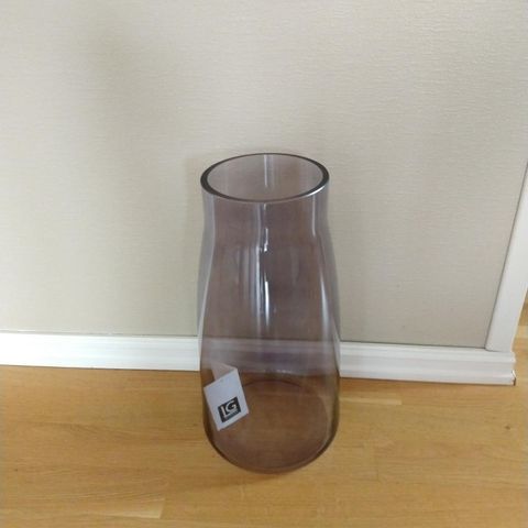 Flott  ny plommefarget vase fra Kalma interiør.