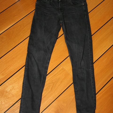 Stilig sort denim jeans - størrelse 38, skinny