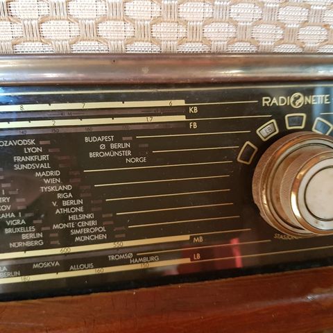 Gamle radioer, platespiller.