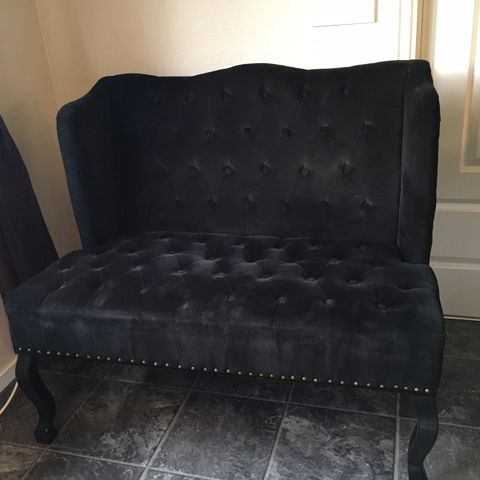 Madame sofa i svart velour, kosta over 5000 ny, fint brukt.