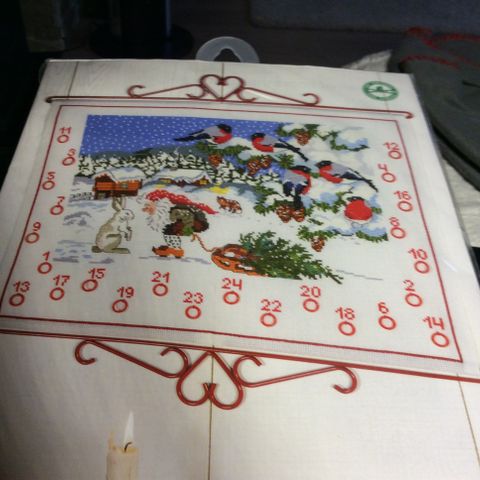 Vakker, detaljert og håndbrodert jule kalender. 50x37cm(T.S.P)