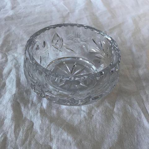 Liten gammel skål i krystall, mål ca 5x9cm