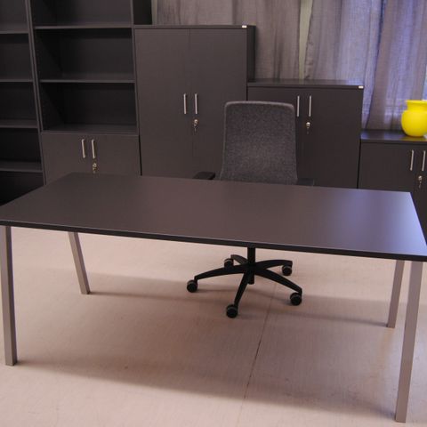 Skrivebord 180x80. fast høyde eller med el. hev/senk understell