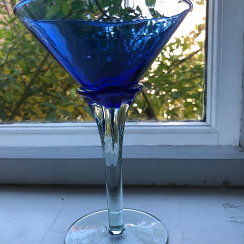Lekre blå cava-glass til lyse sommerkvelder