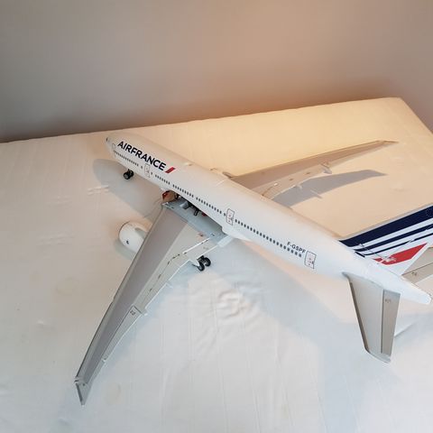 Boeing 777-200LR rc airliner selges