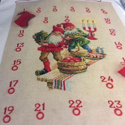 Vakker, detaljert og håndbrodert jule kalender. 42x57cm