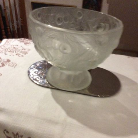 Flott  skål på stett i frostet glass - høyde 18 cm - diam. 22,5 cm