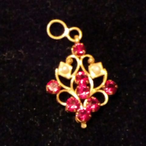 Nydelig Rubin anheng,8 rubiner,22 karat gull m 2 perler,smykkeskrin følger med