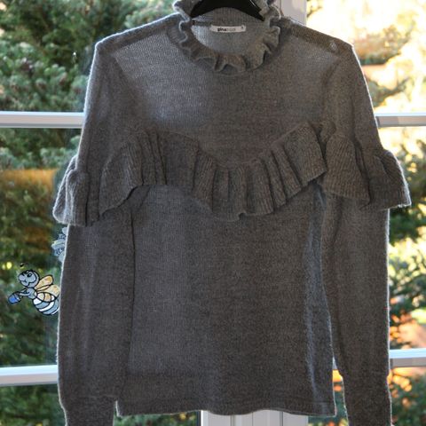 Stilig grå strikkegenser med kappe - størrelse XS