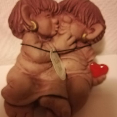 JIE keramisk KISSING TROLLS figur. Design av Eva Jarenskog. Svensk vintage. Pynt