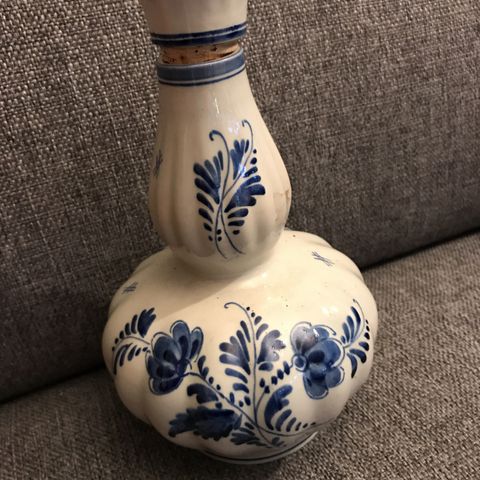 Keramikk karaffel «Delft Blue» med spilledåse selges