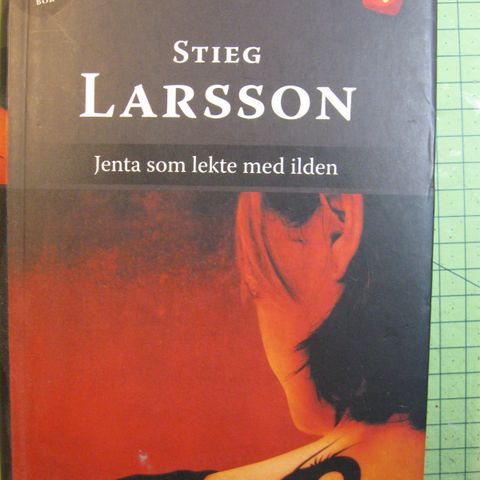 Stieg Larsson - softcover - 2 stk - Se bilder!