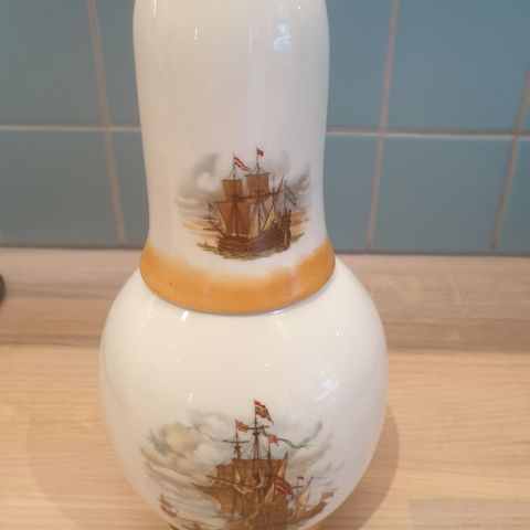 Vannflaske i porselen med båt motiv