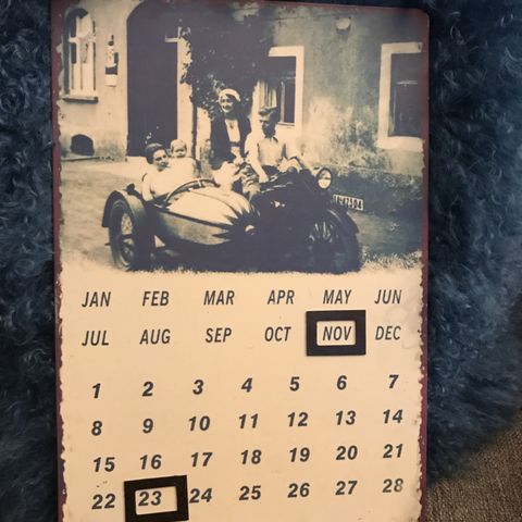 Metall kalender med flyttbare magnetiske markører for dato selges
