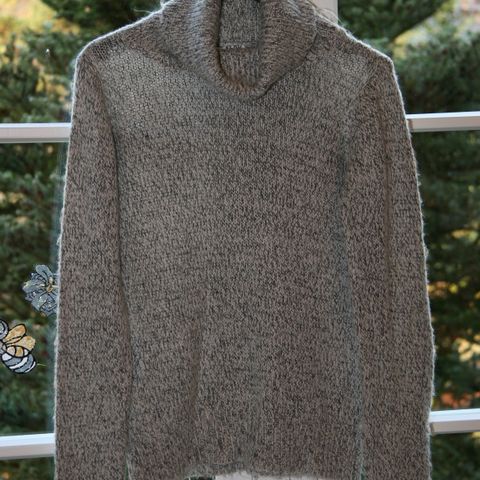 Stilig grå strikket genser / sweater - størrelse S