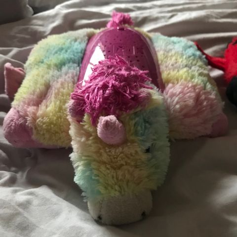 Pillow Pets som lyser opp i taket/veggene i mørket