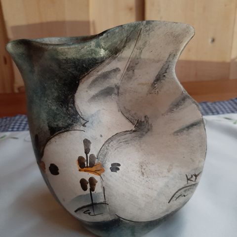Håndmalt keramikk vase med en artig fasong og dekor.