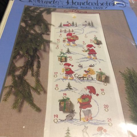 Vakker, detaljert og håndbrodert jule kalender.  33x95cm.