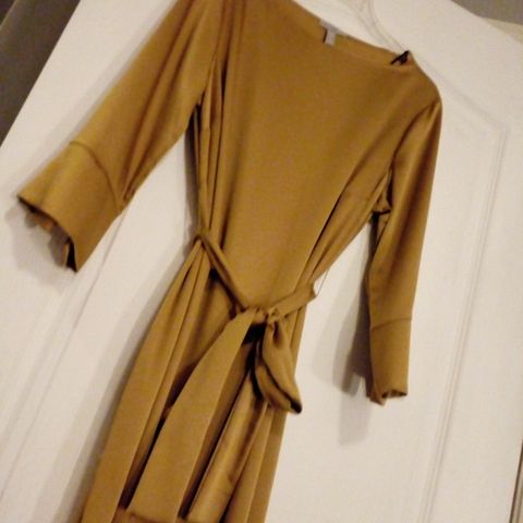 Silke kjole,safran farget,nydelig silkeaktig satin,ny m tags,rask levering,str38