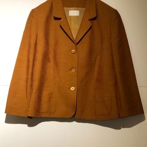 Lin jakke i fin rust farge