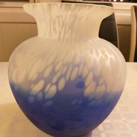 Vasen er brukt men er ut som ny 18.5 cm høy 8 cm åpning