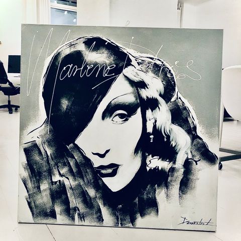 Flott maleri av Marlene Dietrich selges!