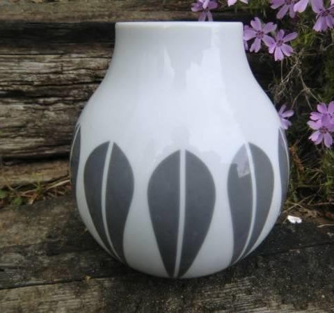 Lucie Kaas vase med grå lotusdekor