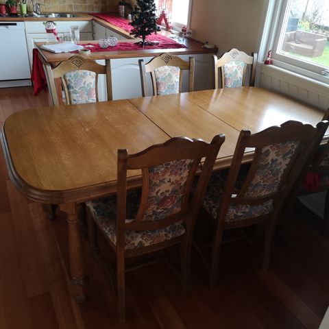 Spisebord og 6 stoler