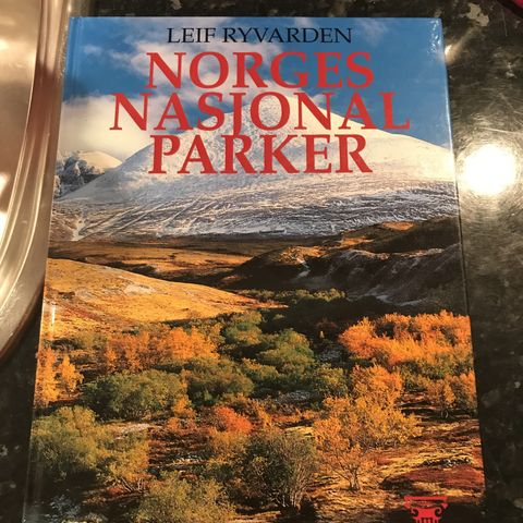 Boken «Norges Nasjonalparker» av Leif Ryvarden selges