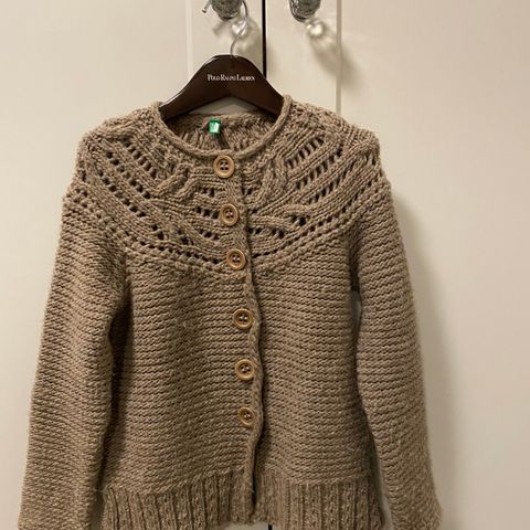 Nydelig og anvendelig ull strikkejakke fra Benetton str 6-8 år/130 cm.