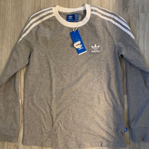 Helt ny lysegrå Adidas 3 stripe genser str S