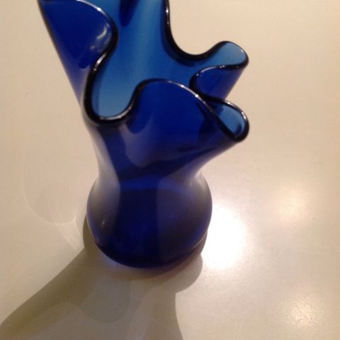 Nydelig liten vase, i cobolt blå . ca. 17 cm. høy.