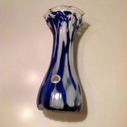 Spesiell nydelig vase , Cobolt blå /hvit. ca. 29 cm. x 13 cm.  Retro..