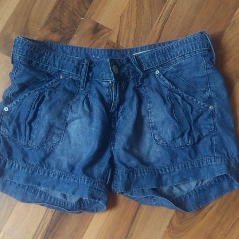 H&M dongerishorts i størrelse 34