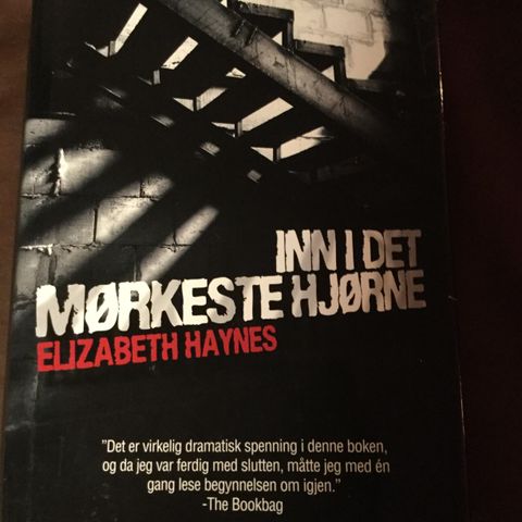 Inn i det mørkestehjørne, Elizabeth Haynes