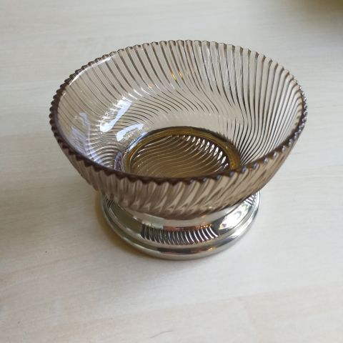 Vintage glasskål - dreid glass med metallstett